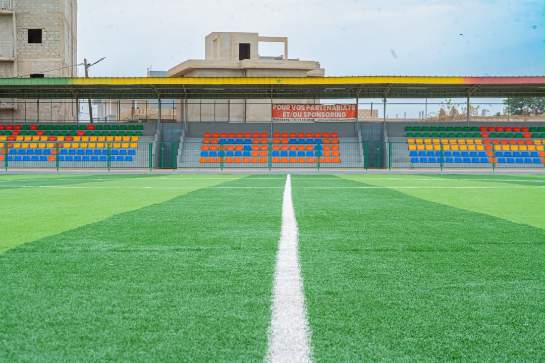 Terrain de football et équipement de Yakaar de Rufisque